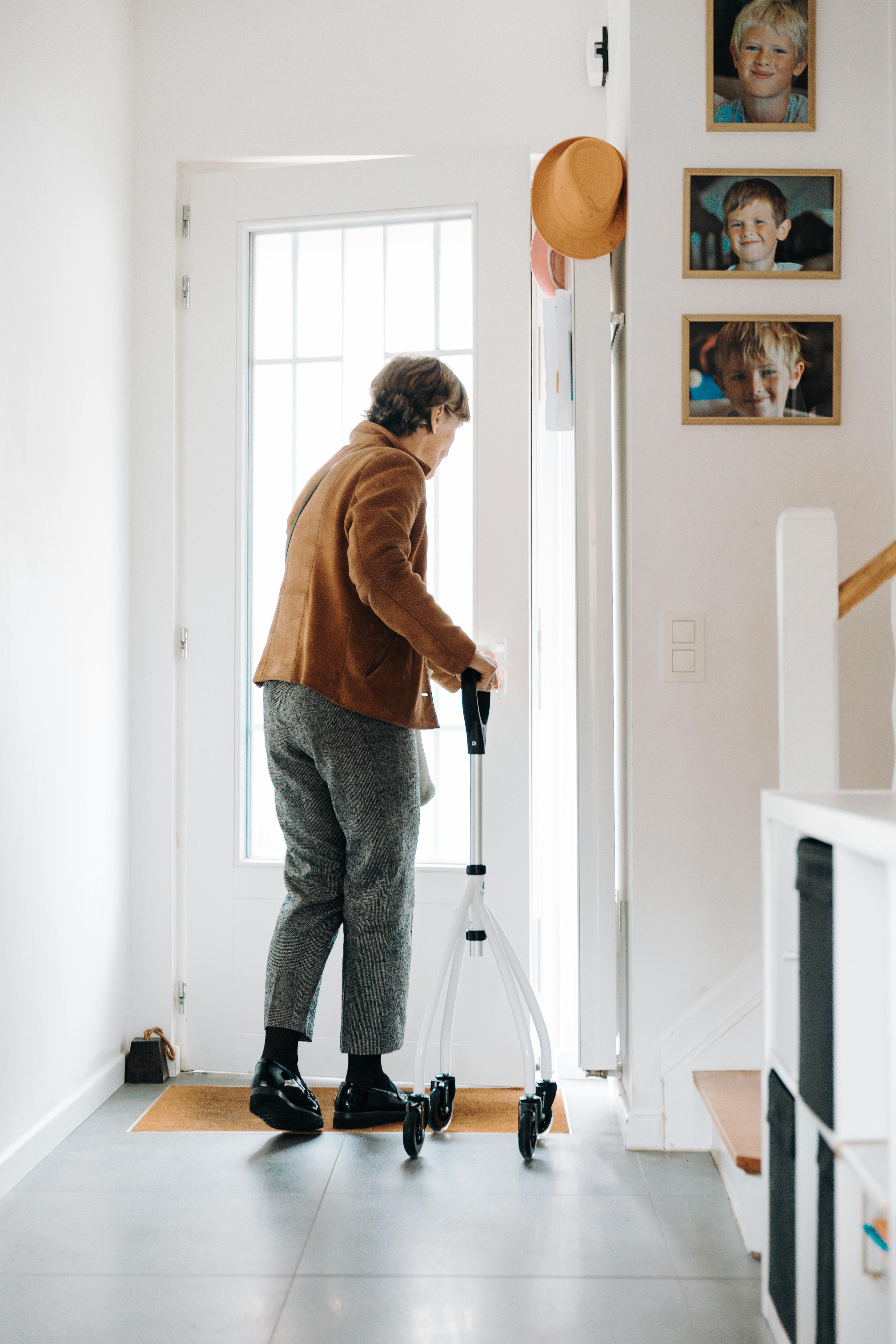 medai.care — grandmother at home